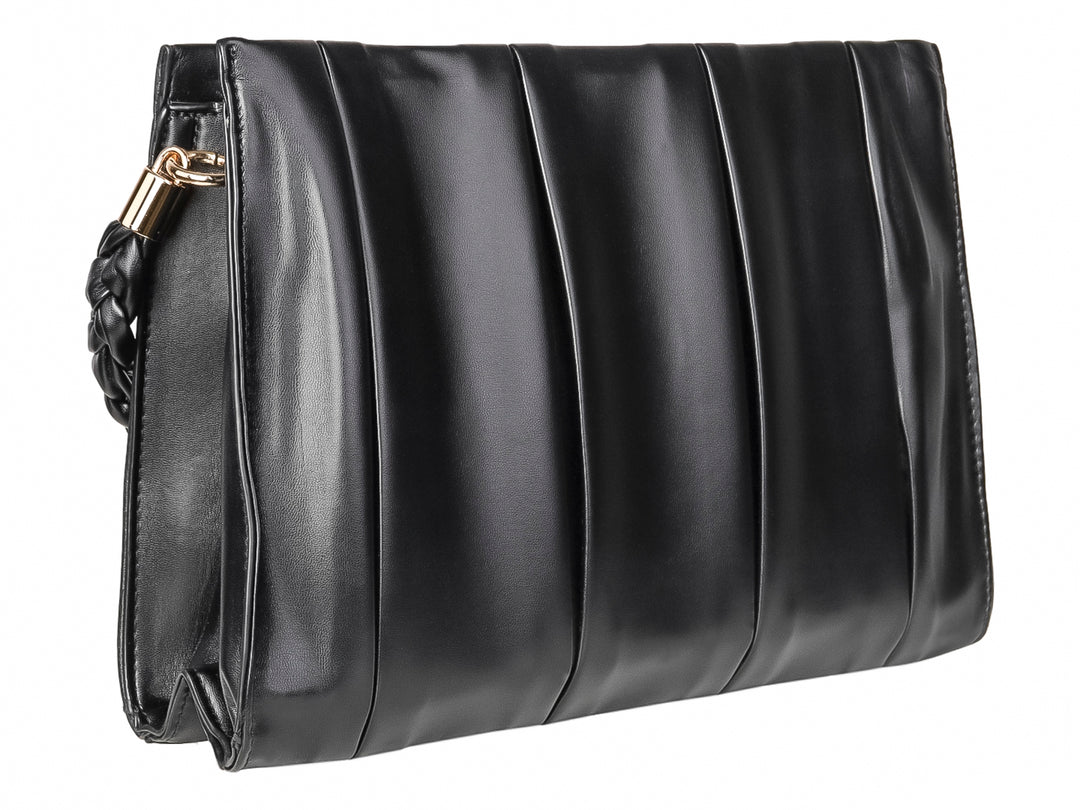 Bolso de hombro color negro con diseño plisado vertical y acabado brillante.