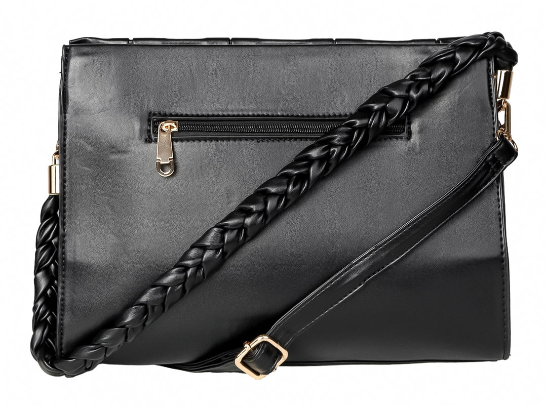 Bolso de hombro color negro con diseño plisado vertical y acabado brillante.