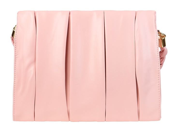 Bolso de hombro color rosa con diseño de pliegues verticales y detalles metálicos dorados.