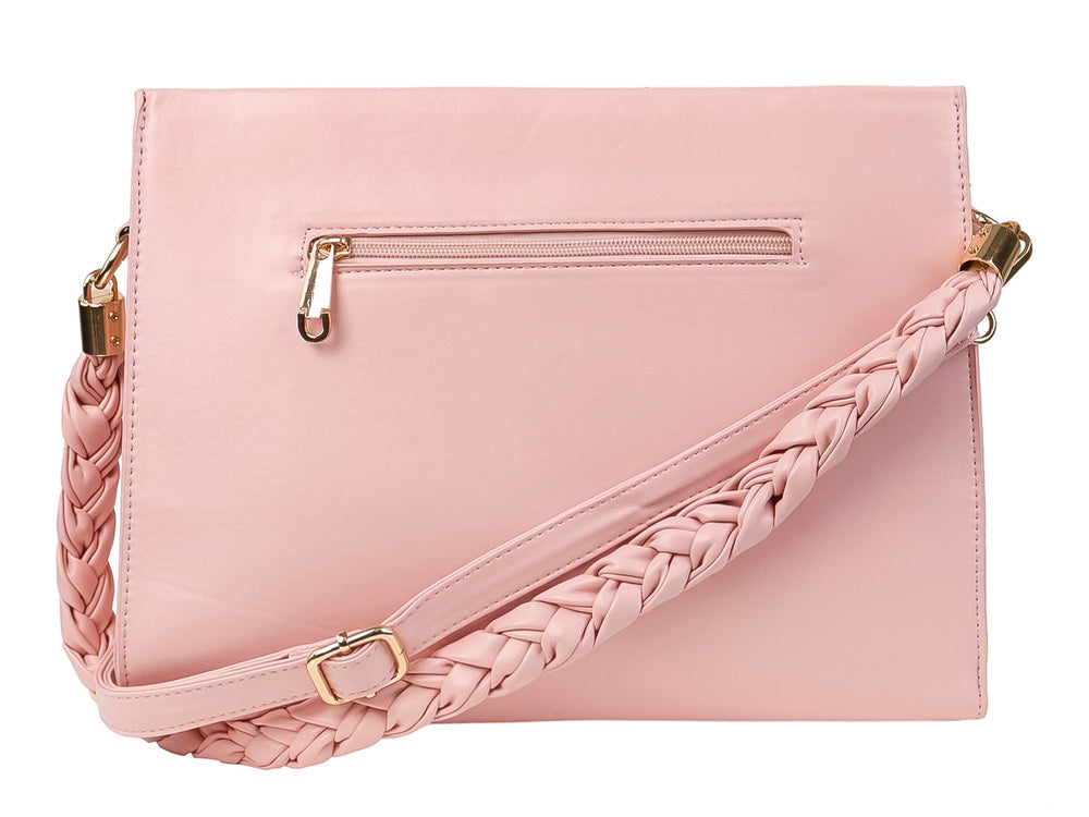 Bolso de hombro color rosa con diseño de pliegues verticales y detalles metálicos dorados.