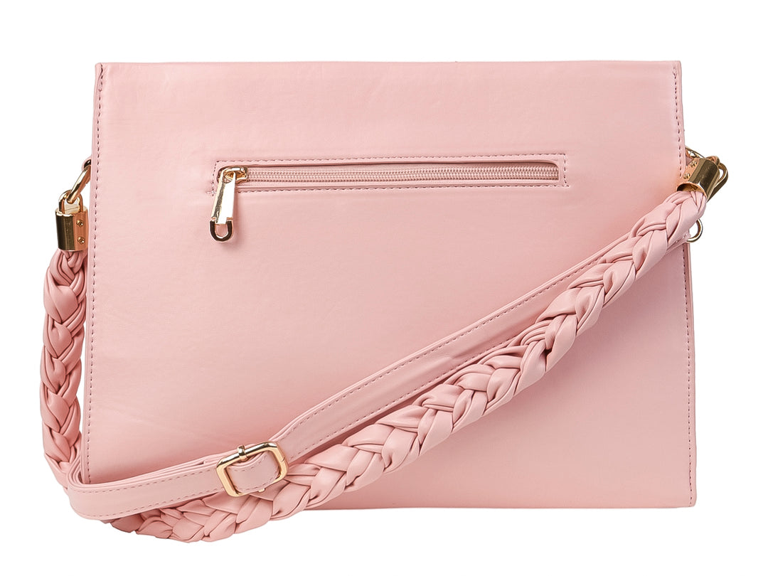 Bolso de hombro color rosa con diseño de pliegues verticales y detalles metálicos dorados.