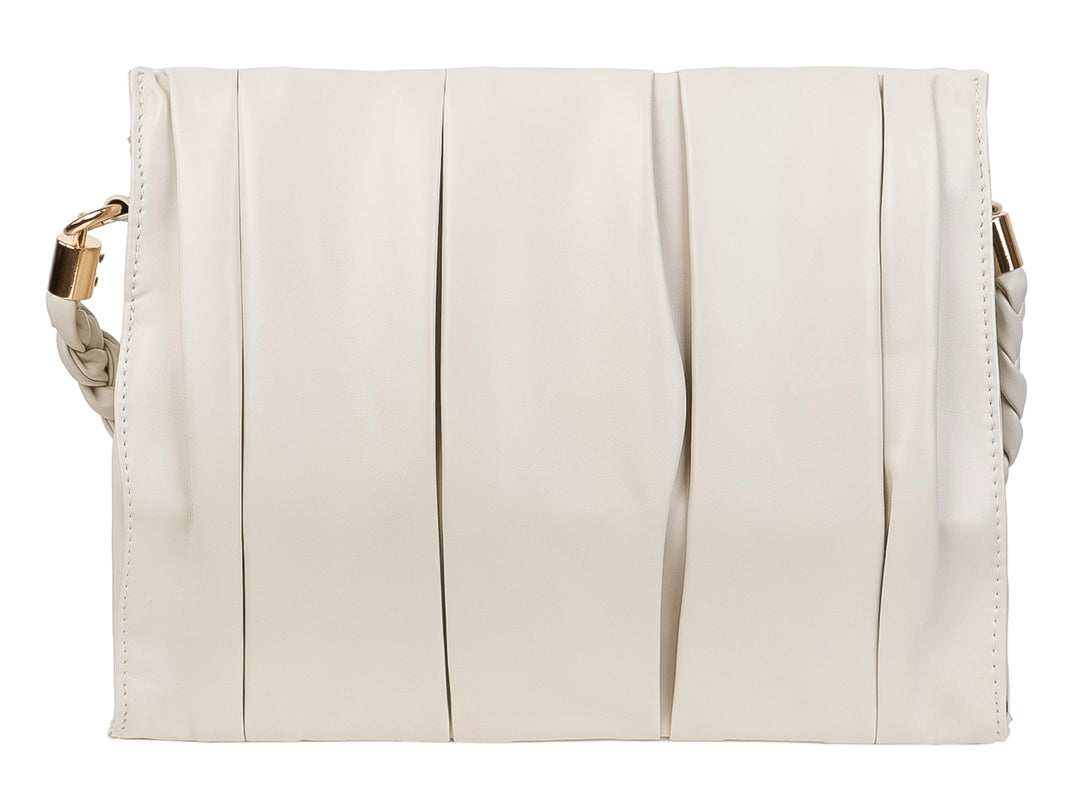 Bolso blanco de diseño rectangular con detalles plisados y correa trenzada con herrajes dorados.