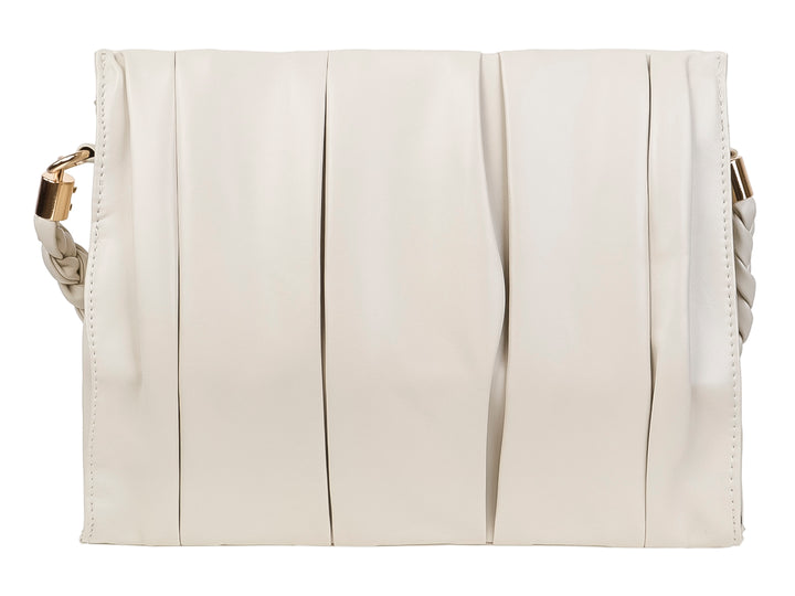 Bolso blanco de diseño rectangular con detalles plisados y correa trenzada con herrajes dorados.