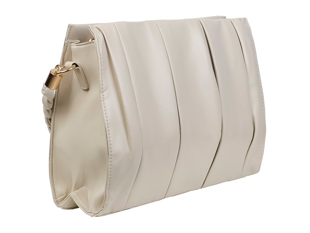 Bolso blanco de diseño rectangular con detalles plisados y correa trenzada con herrajes dorados.