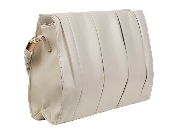 Bolso blanco de diseño rectangular con detalles plisados y correa trenzada con herrajes dorados.