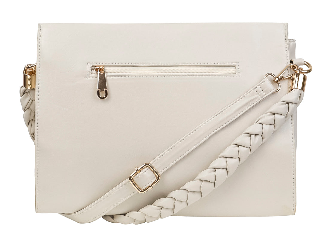 Bolso blanco de diseño rectangular con detalles plisados y correa trenzada con herrajes dorados.