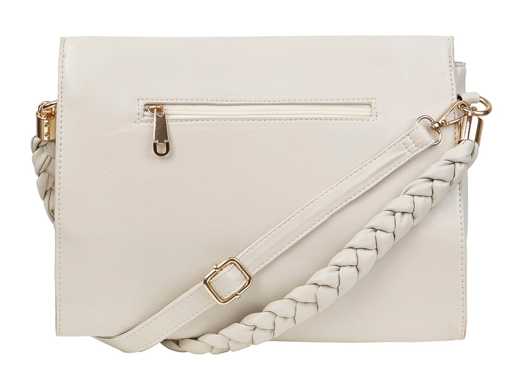 Bolso blanco de diseño rectangular con detalles plisados y correa trenzada con herrajes dorados.
