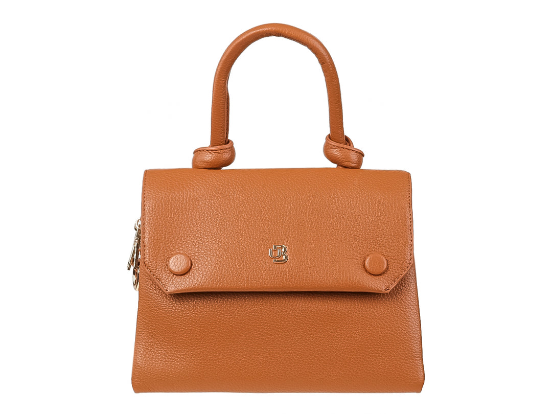 Bolso de mano color marrón con asa corta, solapa frontal con botones y textura granulada.