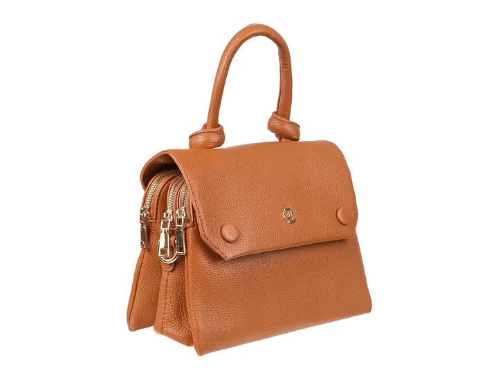 Bolso de mano color marrón con asa corta, solapa frontal con botones y textura granulada.
