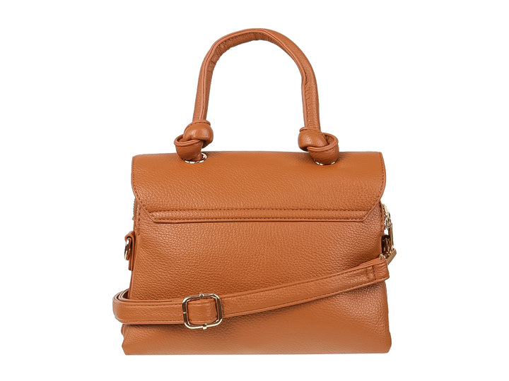 Bolso de mano color marrón con asa corta, solapa frontal con botones y textura granulada.