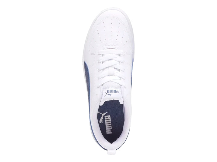 Tenis PUMA Rickie en color blanco con franja lateral en azul marino y suela blanca.