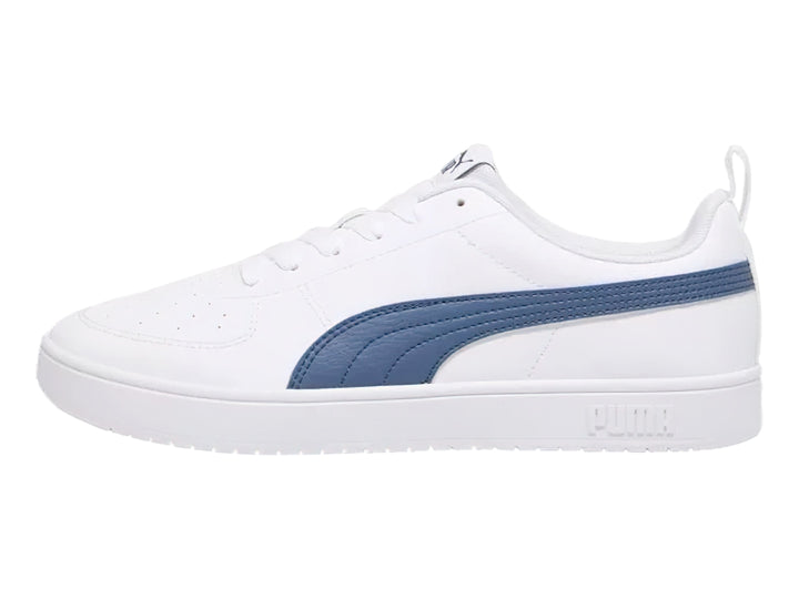 Tenis PUMA Rickie en color blanco con franja lateral en azul marino y suela blanca.