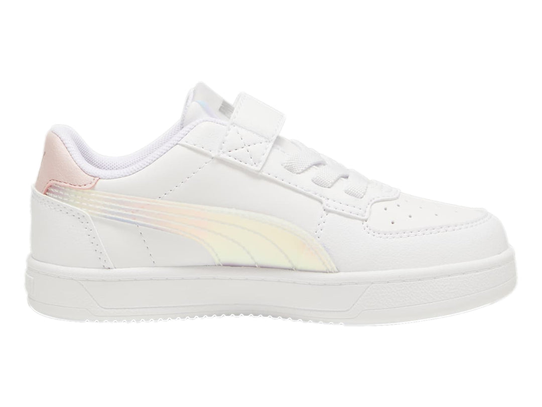 Tenis PUMA blancos con detalles holográficos en el logo y talón, con cierre de velcro y agujetas.