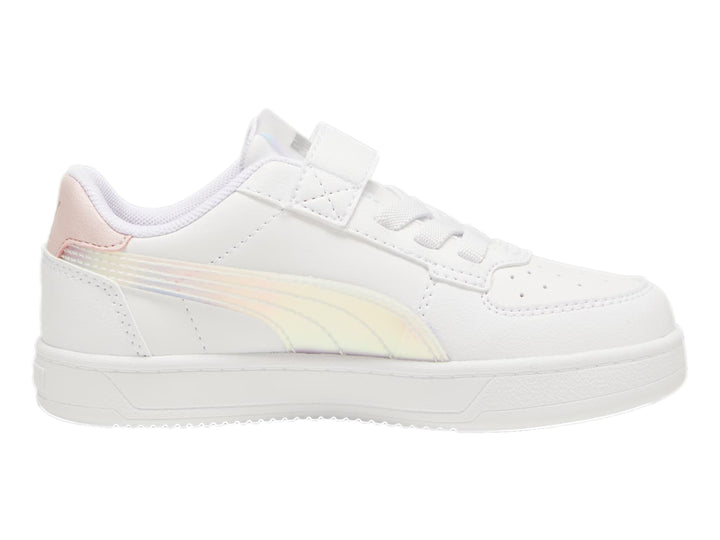 Tenis PUMA blancos con detalles holográficos en el logo y talón, con cierre de velcro y agujetas.
