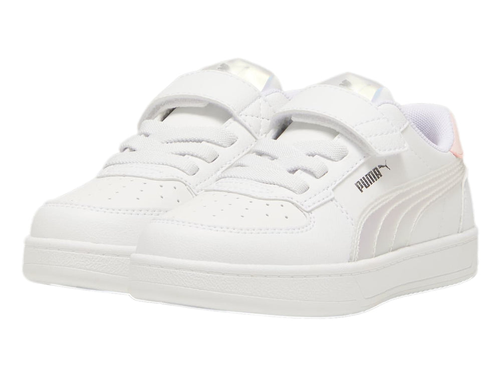 Tenis PUMA blancos con detalles holográficos en el logo y talón, con cierre de velcro y agujetas.