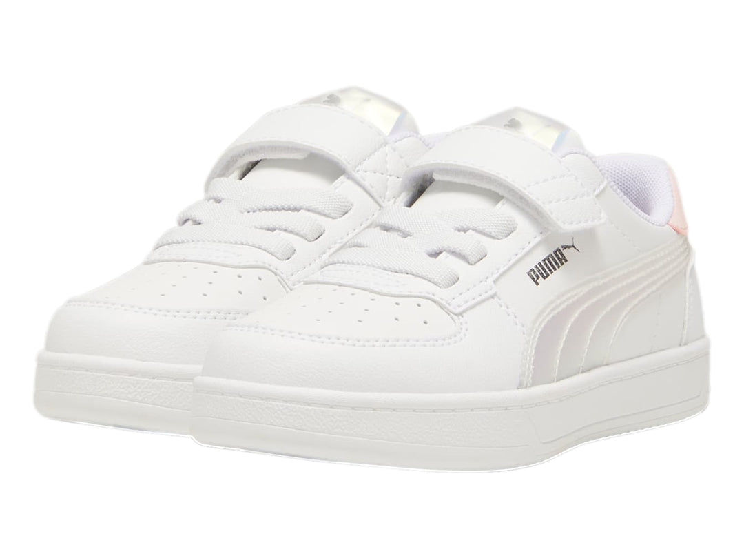 Tenis PUMA blancos con detalles holográficos en el logo y talón, con cierre de velcro y agujetas.