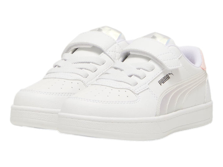 Tenis PUMA blancos con detalles holográficos en el logo y talón, con cierre de velcro y agujetas.