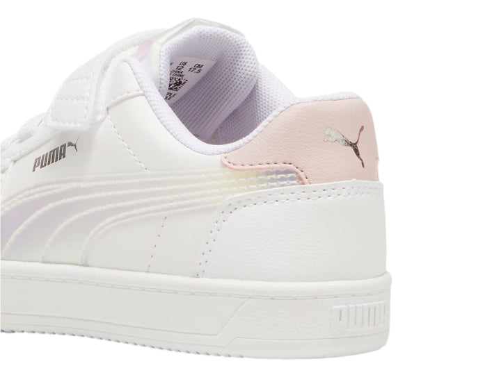 Tenis PUMA blancos con detalles holográficos en el logo y talón, con cierre de velcro y agujetas.