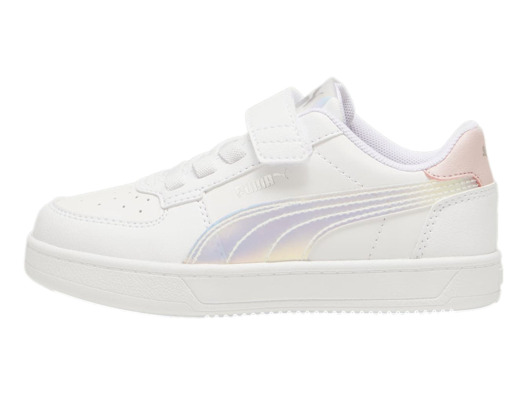 Tenis PUMA blancos con detalles holográficos en el logo y talón, con cierre de velcro y agujetas.