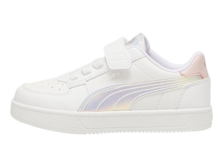 Tenis PUMA blancos con detalles holográficos en el logo y talón, con cierre de velcro y agujetas.