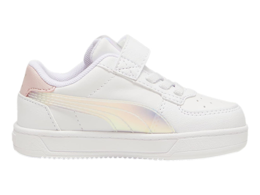 Tenis PUMA blancos para niños con detalles en rosa y plateado holográfico, cierre de agujetas y correa de velcro.