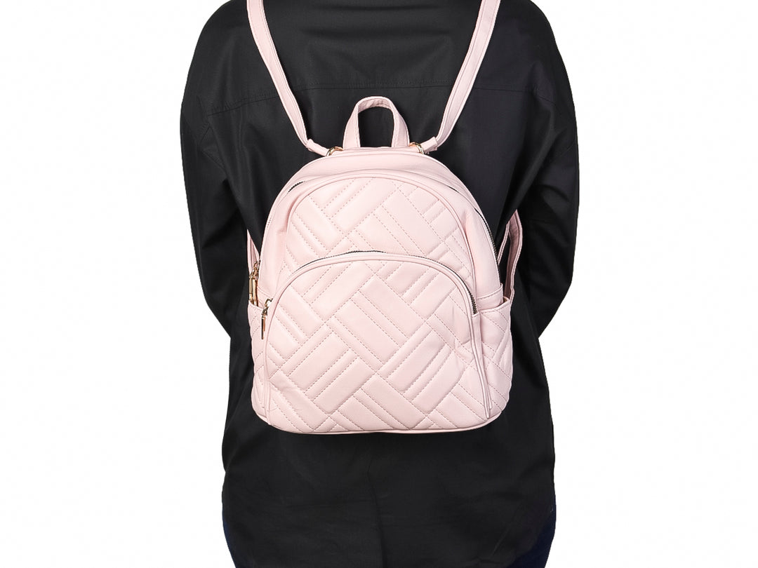 Mochila rosa pastel de material sintético con diseño acolchado geométrico y detalles en dorado.