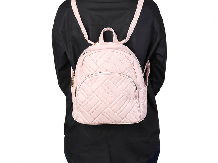 Mochila rosa pastel de material sintético con diseño acolchado geométrico y detalles en dorado.