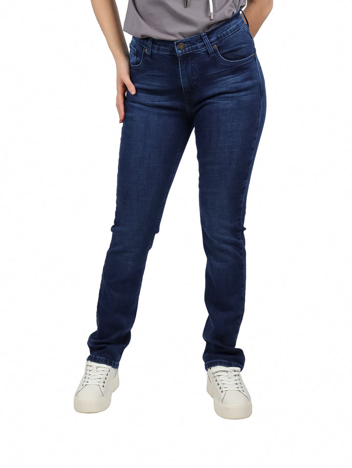Pantalón de mezclilla azul oscuro de corte recto marca LEE.