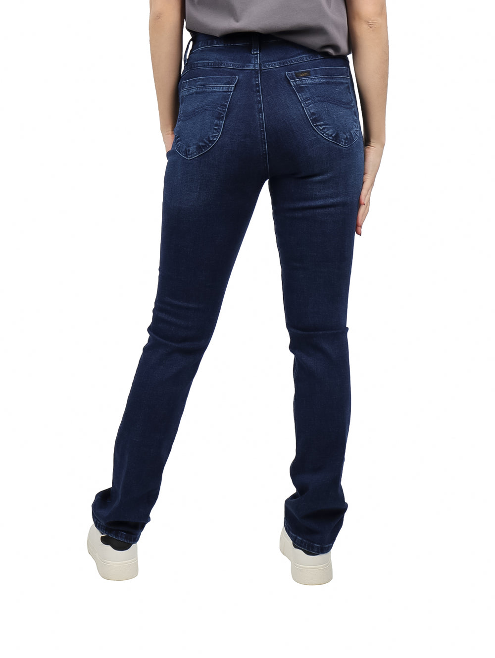 Pantalón de mezclilla azul oscuro de corte recto marca LEE.
