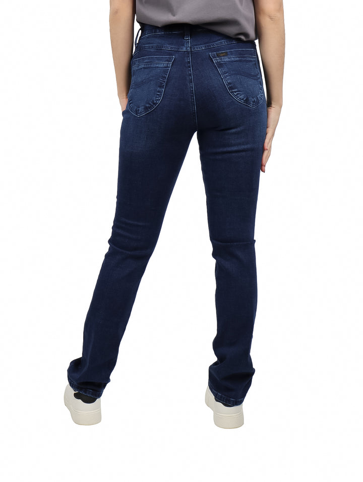 Pantalón de mezclilla azul oscuro de corte recto marca LEE.