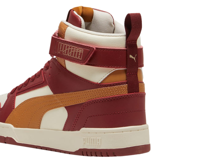Tenis PUMA de corte alto en colores rojo, blanco y caramelo con suela blanca.