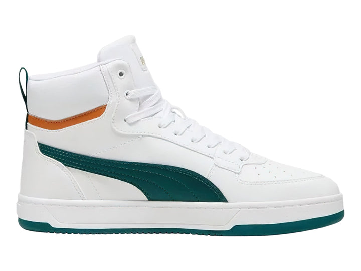 Tenis PUMA Caven 2.0 Mid en color blanco con franja verde oscuro y detalle café en el tobillo.