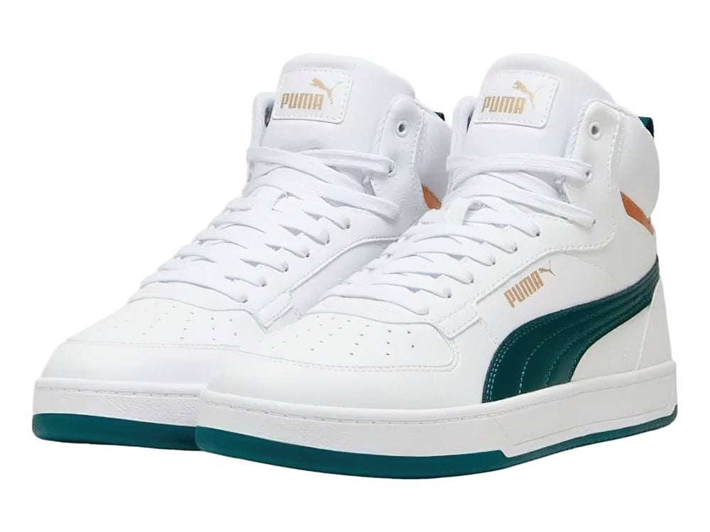 Tenis PUMA Caven 2.0 Mid en color blanco con franja verde oscuro y detalle café en el tobillo.