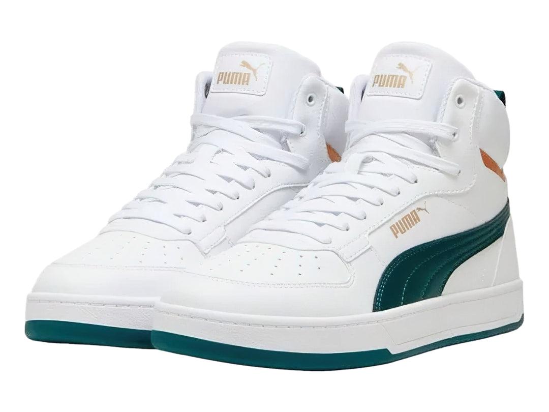 Tenis PUMA Caven 2.0 Mid en color blanco con franja verde oscuro y detalle café en el tobillo.
