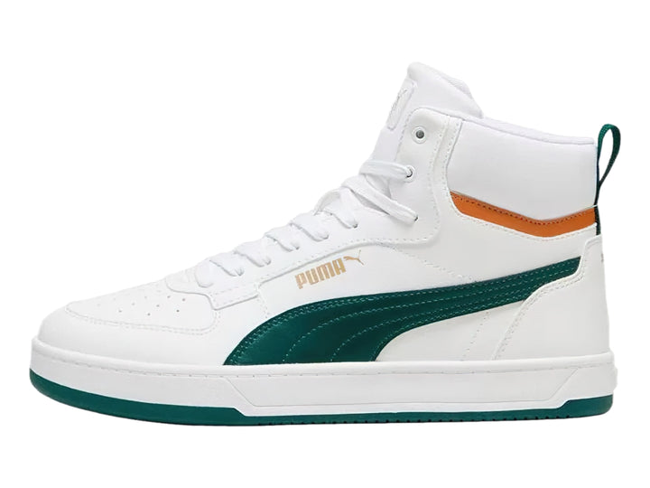 Tenis PUMA Caven 2.0 Mid en color blanco con franja verde oscuro y detalle café en el tobillo.