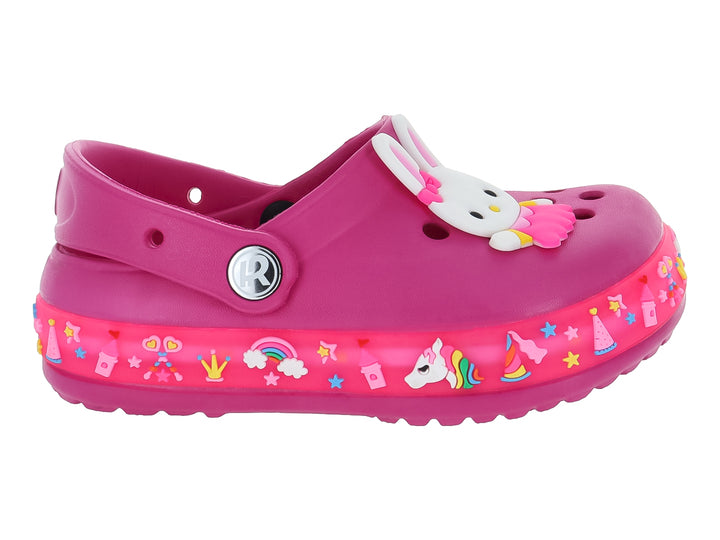 Sandalia tipo zueco color fucsia con adorno de conejo blanco y detalles coloridos laterales.