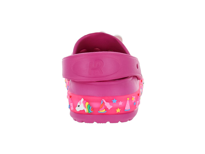 Sandalia tipo zueco color fucsia con adorno de conejo blanco y detalles coloridos laterales.