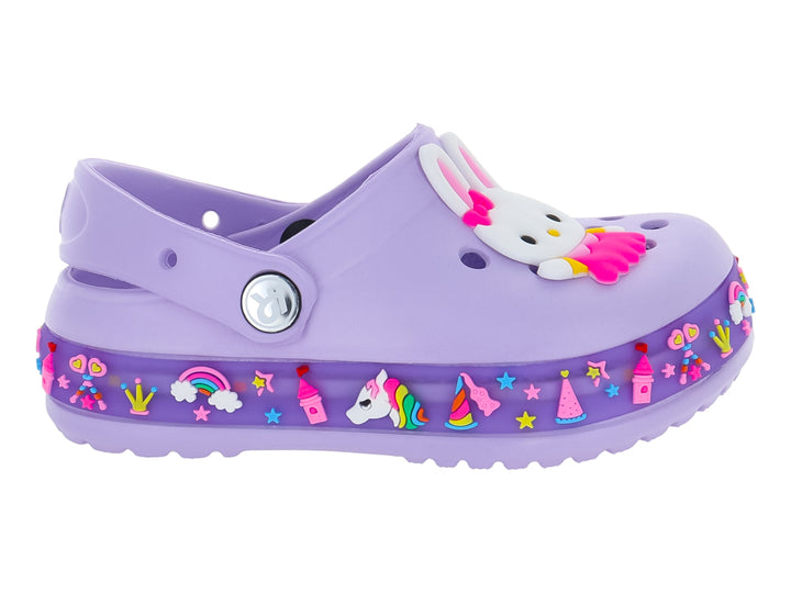 Zuecos morados para niña con decoraciones coloridas de unicornios y un adorno de conejo blanco en la parte superior.