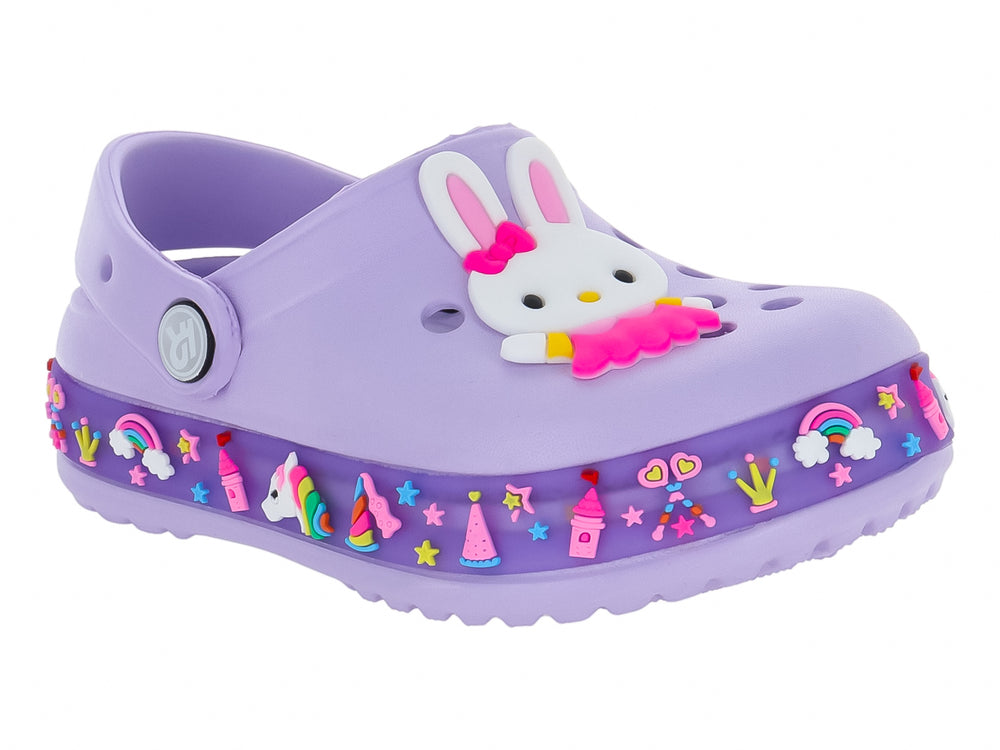 Zuecos morados para niña con decoraciones coloridas de unicornios y un adorno de conejo blanco en la parte superior.