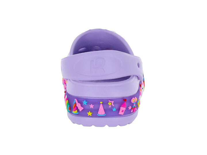 Zuecos morados para niña con decoraciones coloridas de unicornios y un adorno de conejo blanco en la parte superior.