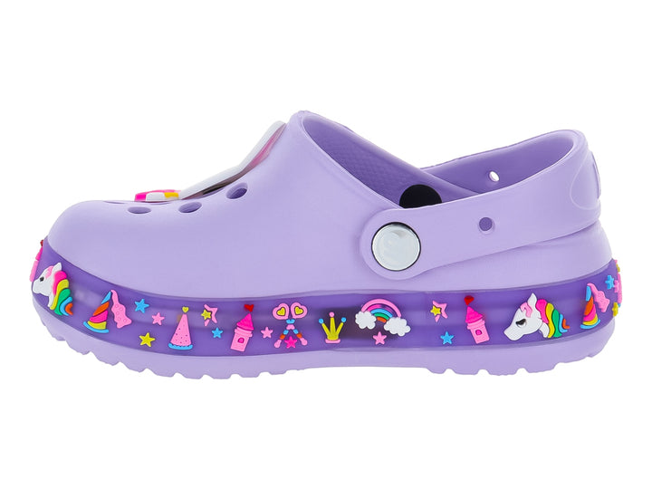 Zuecos morados para niña con decoraciones coloridas de unicornios y un adorno de conejo blanco en la parte superior.
