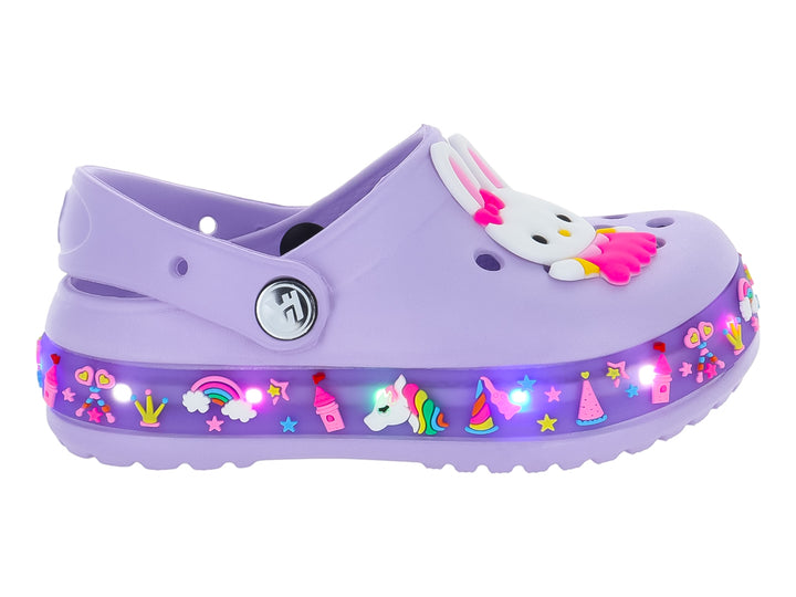 Zuecos morados para niña con decoraciones coloridas de unicornios y un adorno de conejo blanco en la parte superior.