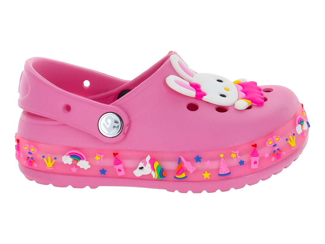 Zuecos color rosa para niña con decoraciones de unicornios y un adorno de conejo blanco en la parte superior.