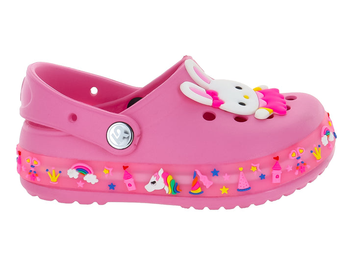 Zuecos color rosa para niña con decoraciones de unicornios y un adorno de conejo blanco en la parte superior.