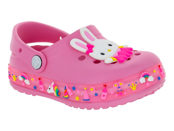 Zuecos color rosa para niña con decoraciones de unicornios y un adorno de conejo blanco en la parte superior.