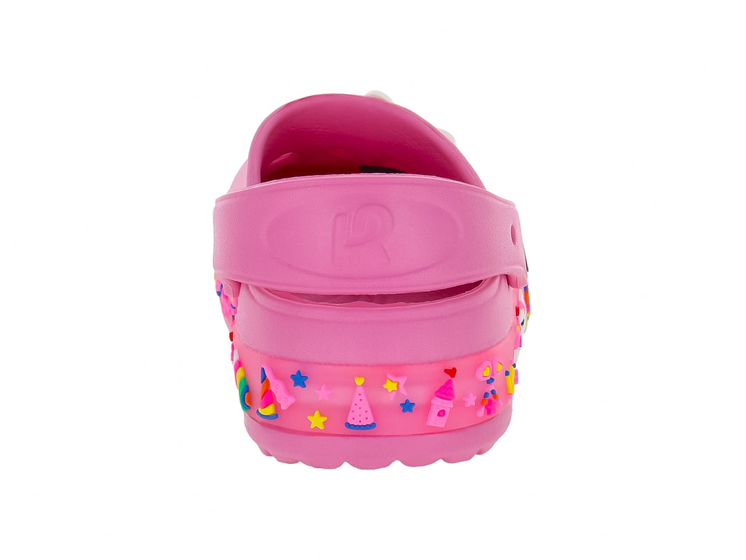 Zuecos color rosa para niña con decoraciones de unicornios y un adorno de conejo blanco en la parte superior.