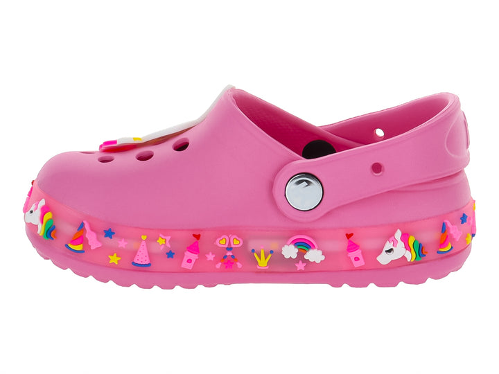 Zuecos color rosa para niña con decoraciones de unicornios y un adorno de conejo blanco en la parte superior.