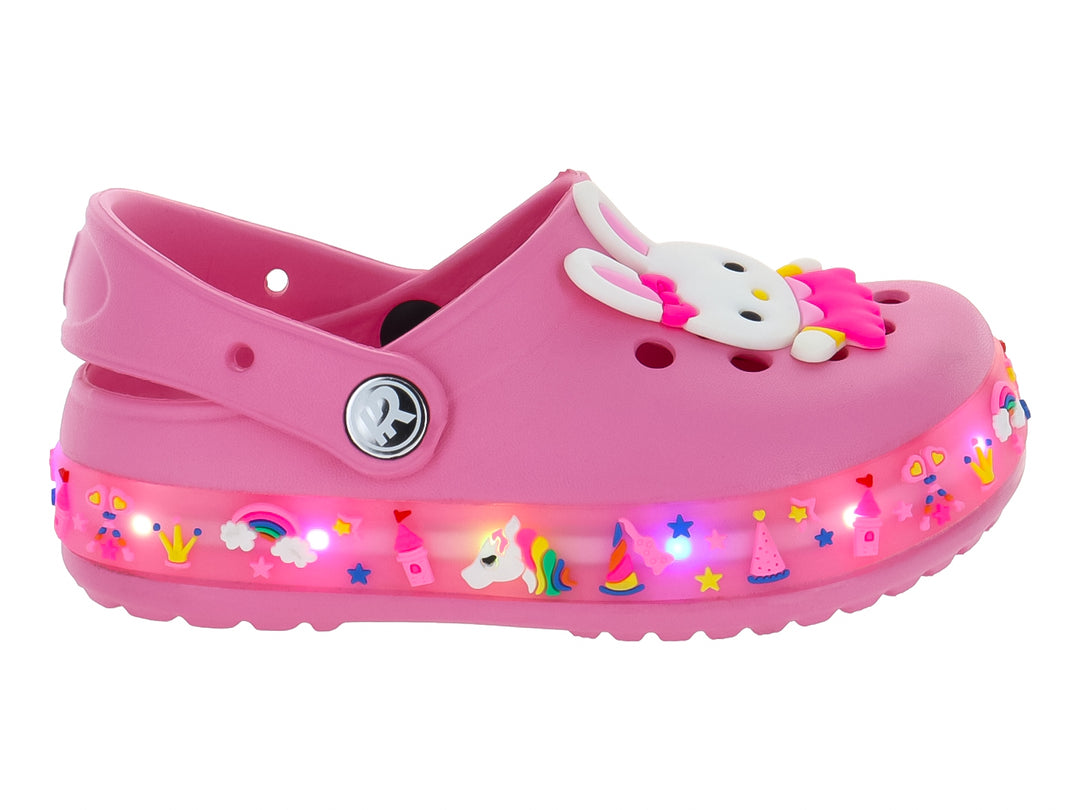 Zuecos color rosa para niña con decoraciones de unicornios y un adorno de conejo blanco en la parte superior.