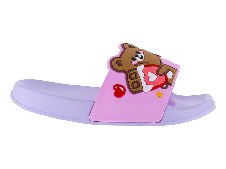 Sandalia lila de material EVA con un adorno en relieve de un oso marrón abrazando un corazón rojo sobre fondo rosa.