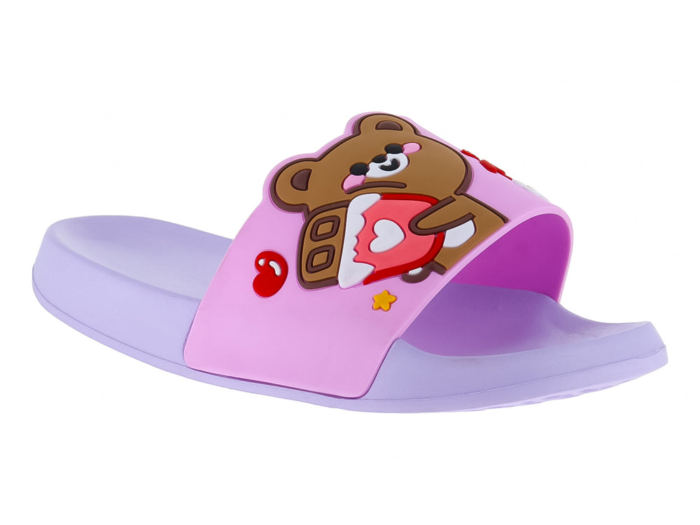 Sandalia lila de material EVA con un adorno en relieve de un oso marrón abrazando un corazón rojo sobre fondo rosa.